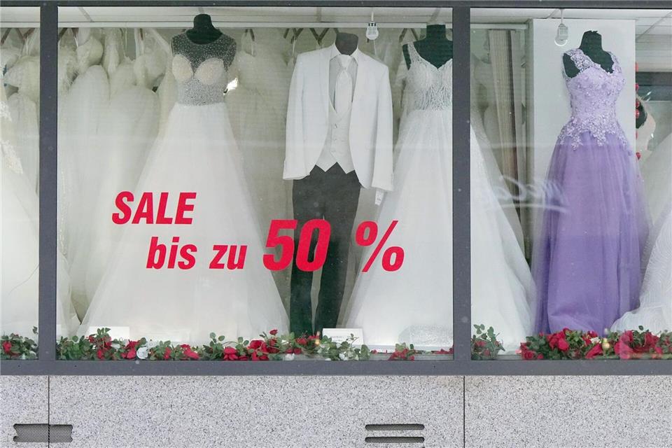 Sollte man auch bei Kleidern aus dem Sale bedenken: Wie viele Änderungen sind notwendig - und wer übernimmt die?picture alliance/dpa