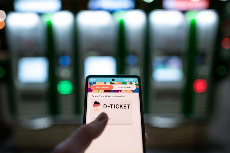 Sollten Bürgergeldempfänger künftig automatisch ein Deutschlandticket erhalten? Ein Vorstoß aus NRW hat eine Debatte ausgelöst. (Symbolbild)Fabian Strauch/dpa