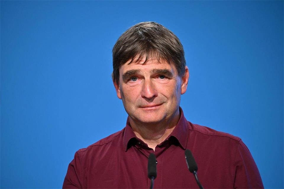 „Sollten die Kürzungen in dieser Form Realität werden, stehen drei Personalstellen zur Disposition“, sagt der Geschäftsführer der Verbraucherzentrale Thüringen, Ralph Walther. (Archivbild)Martin Schutt/dpa