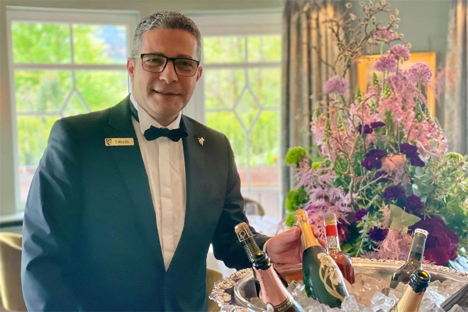 Sommelier Theoman Mezda im Restaurant „Bareiss“ mit Champagnerflaschen.Bernhard Krieger/dpa-tmn
