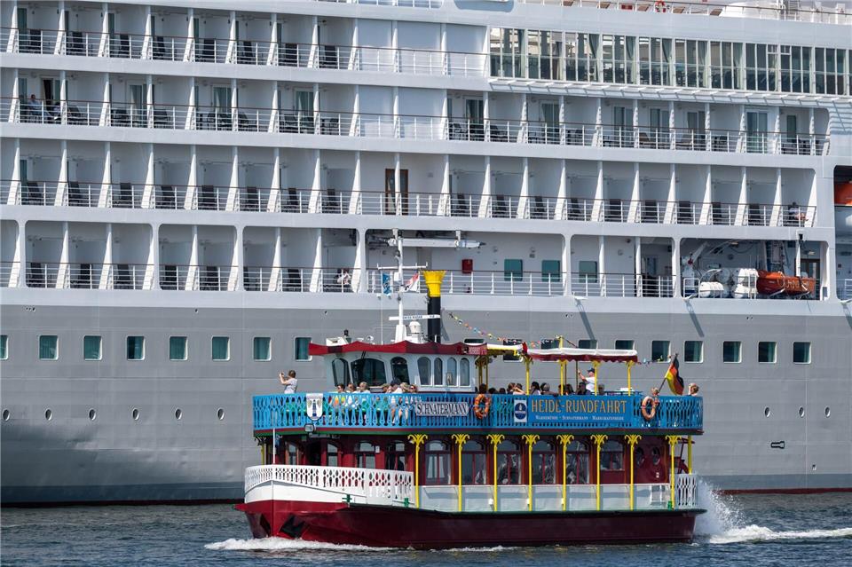 Kreuzfahrtschiffe im Dreierpack am Warnemünder Kai Sommer, Sonne, Kreuzfahrtschiffe - das wollen viele nicht verpassen.Stefan Sauer/dpa