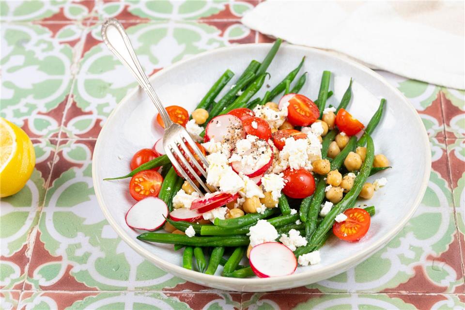 Sommer auf dem Teller: Bohnen, Tomaten, Radieschen – und obendrauf Feta für Würze und Cremigkeit.Ariane Bille/BVEO/dpa-tmn