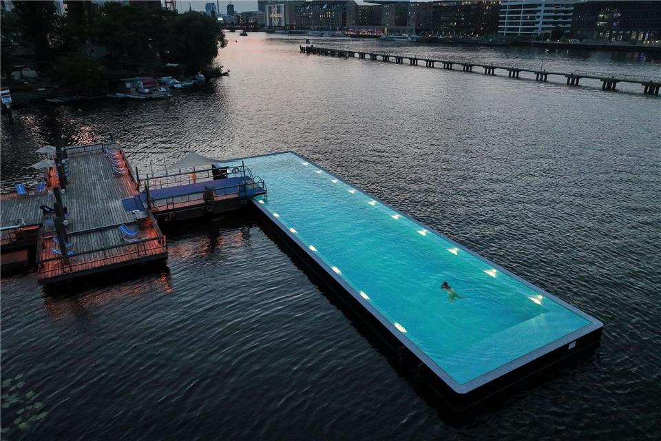 Sommerabend in Berlin: So alleine ist man im Badeschiff an heißen Sommertagen sicher nicht - der 25-Meter-Pool wird von der Spree umflossen.picture alliance/dpa