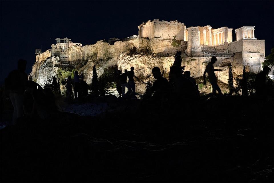 Sommerabend vor historischer Kulisse.Marijan Murat/dpa
