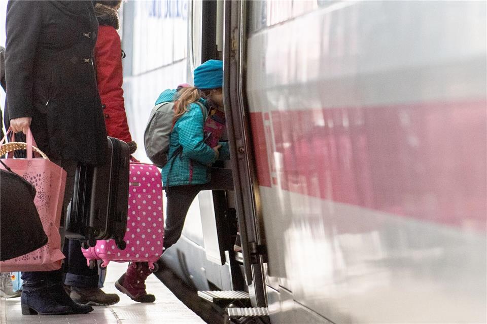 Sommerferien im Anmarsch: Die Bahn verkauft Familientickets zum Festpreis – ein Kind muss mitfahren, bis zu zwei Erwachsene dürfen mit.picture alliance / dpa Themendienst