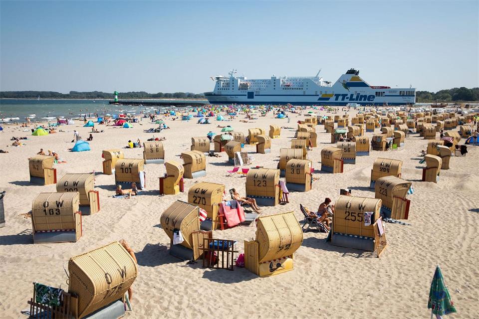 Sommerfreude in Sichtweite einer wichtigen Fährverbindung gibt es in Travemünde. (Archivbild) Christian Charisius/dpa