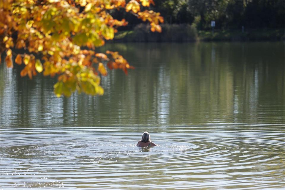 Sommergefühle im Herbst in Baden-Württemberg. Thomas Warnack/dpa