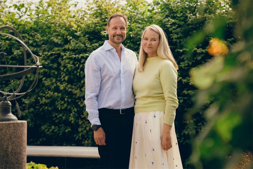 Sommerliches Bild zur Silberhochzeit: Haakon und Mette-Marit feiern 25 gemeinsame Jahre.Ola Vatn/Det kongelige hoff/dpa