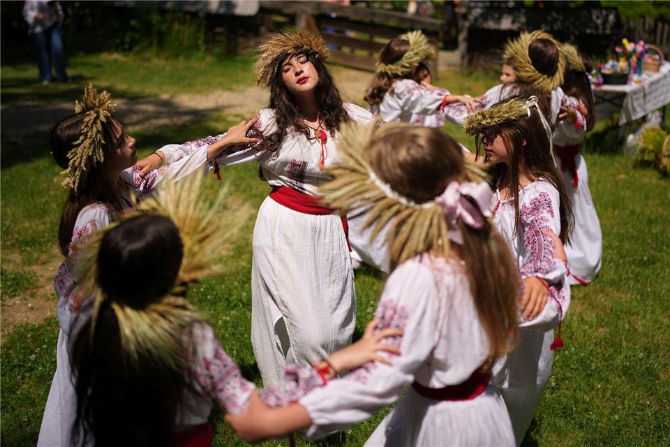 SommersonnwendeAndreea Alexandru/AP/dpa