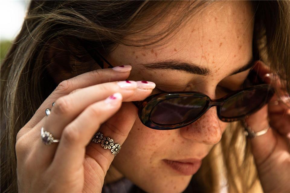 Sommersprossen liegen im Trend. Wer von Natur aus keine hat, kann sich die „Fake Freckles“ mit Henna einfach selbst zaubern.Christin Klose/dpa-tmn