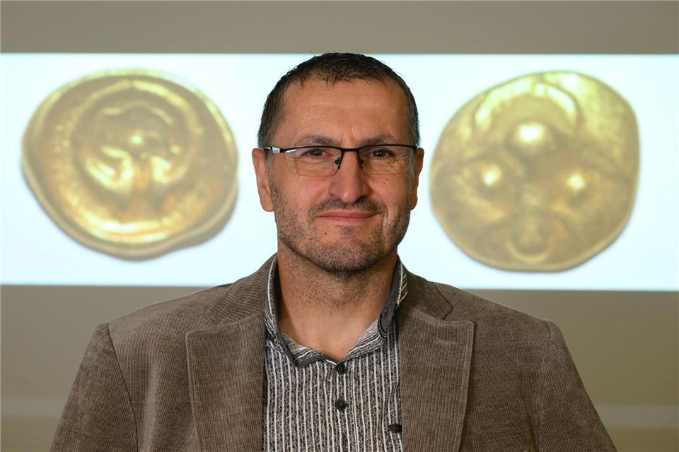 2.200 Jahre alte Goldmünze in Sachsen entdeckt  Sondengänger Daniel Fest hat im Sommer den wertvollen Fund gemacht.Robert Michael/dpa