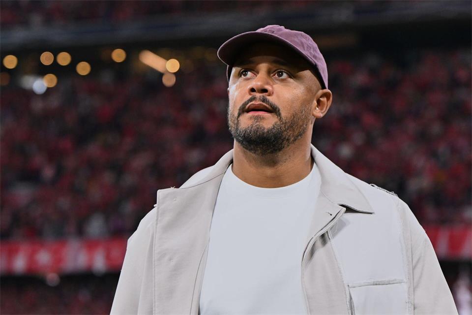 Sonderpreis von Ministerpräsident Söder für Bayern-Trainer Vincent Kompany. (Archivbild)Sven Hoppe/dpa