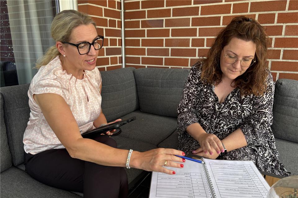 Sonja Dreising (l.) befragt die Heidenerin Melanie Palik für eine bundesweite Studie zum Thema Ernährung.