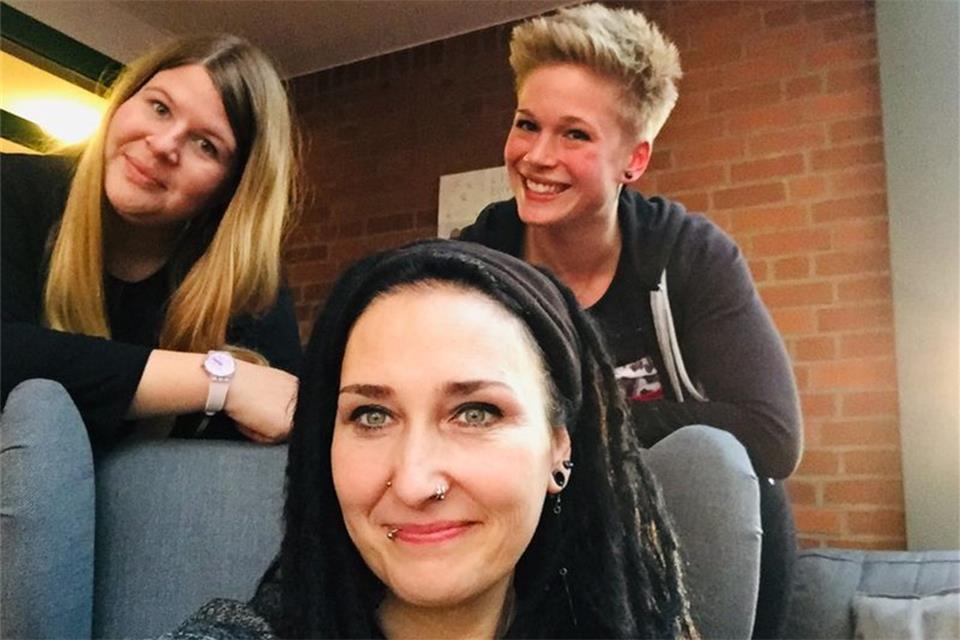 Sonja Gerwers, Tanja Regmann und Sarah Klenner (von links) bieten das Treffen zum Weihnachtsfest im Jugendhaus Erle an.