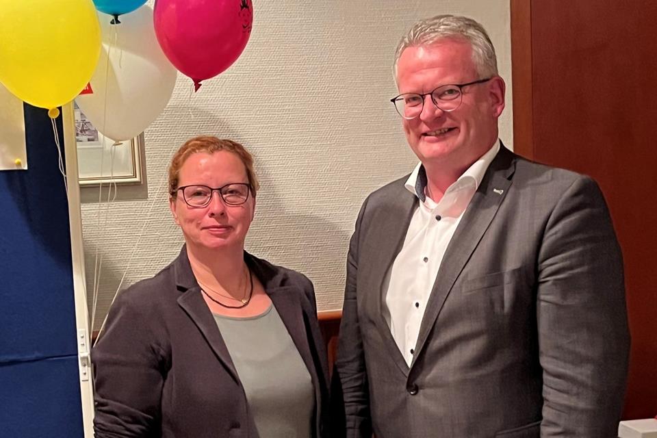 Sonja Köhler ist neue Awo-Vorsitzende, Bürgermeister Martin Tesing hat ihr auf der Gründungsversammlung gratuliert.
