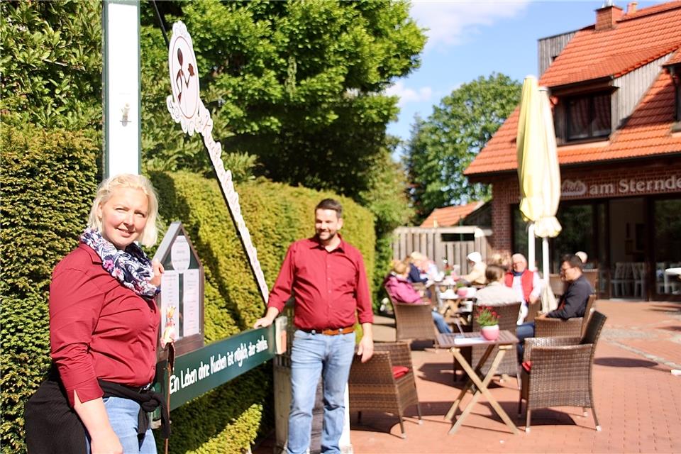Sonja Moritz und ihr Mann Danny haben das Café „Kuchenkiste am Sterndeuterturm“ am Wasserschloss neu eröffnet.