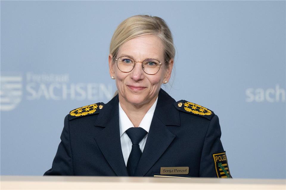 Sonja Penzel, Inspekteurin der Polizei Sachsen, stellte die Verkehrsunfallstatistik 2025 in Dresden vor.Sebastian Kahnert/dpa