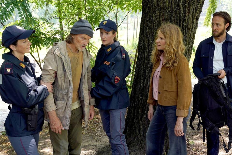 Sonja Schwarz (Chiara Schoras, 2.v.r.) und Jonas Kerschbaumer (Gabriel Raab, r.) vernehmen den einzigen Zeugen (Eisi Gulp, 2.v.l) in einer Szene des ARD-Krimis „Der Bozen-Krimi: Teuflische Strafe“.Hans Joachim Pfeiffer/ARD Degeto/dpa