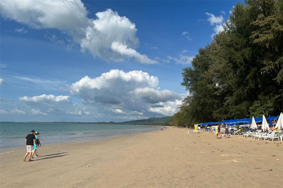 Sonne, Meer und Palmenstrände: Auch viele Touristen aus Deutschland zieht es dafür nach Khao Lak auf dem thailändischen Festland. Zwei Urlauber starben bei einem Unfall. (Archivbild)Carola Frentzen/dpa