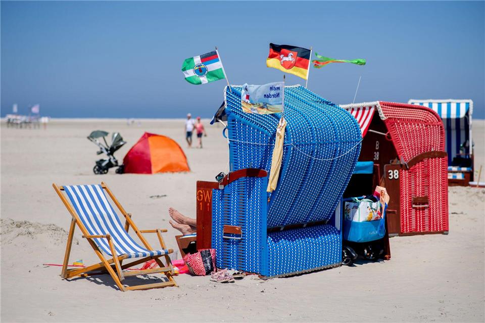 Sonne, Meer und Strand: Viele Menschen verbinden mit Niedersachsen beliebte Reiseziele. (Archivbild)Hauke-Christian Dittrich/dpa