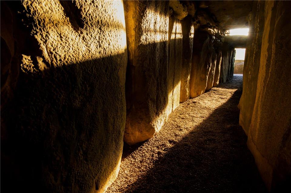 Sonne scheint in den Gang der Grabkammer von Newgrange: Zur Wintersonnenwende fällt das Morgenlicht besonders lang hier hinein.John Lalor/Photographic Archive/National Monuments Service/Government of Ireland/dpa-tmn