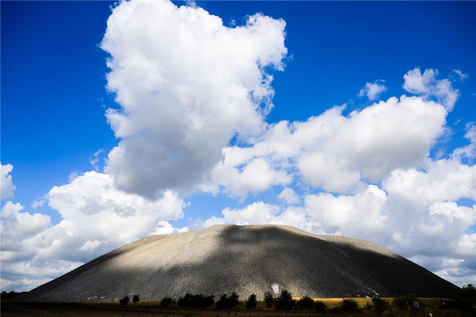 Bilder des Tages Sonne und Wolken sorgen für Licht und Schatten auf einem Kaliberg in der Region Hannover.Julian Stratenschulte/dpa