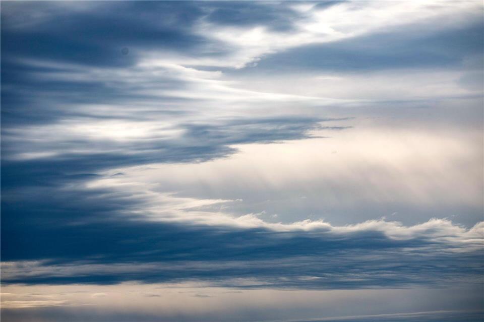 Sonne und Wolken wechseln sich am Wochenende ab, bis mit Beginn der neuen Woche Regen aufzieht. (Symbolbild)Thomas Banneyer/dpa