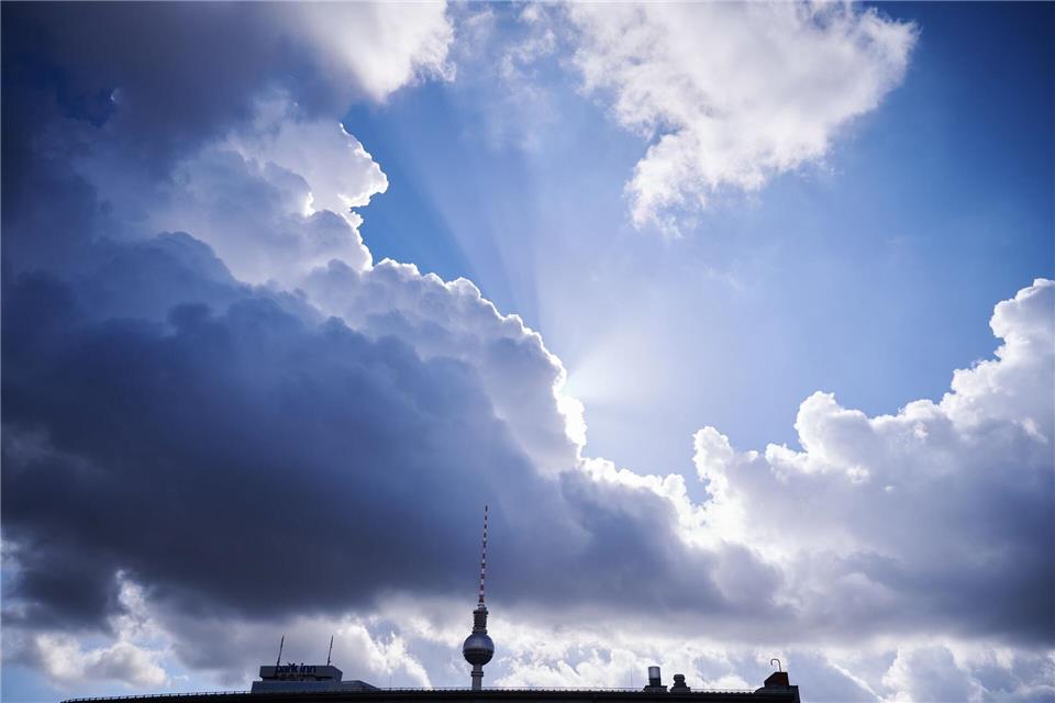 Sonne und Wolken wechseln sich am Wochenende in Berlin und Brandenburg ab. (Symbolbild)Annette Riedl/dpa