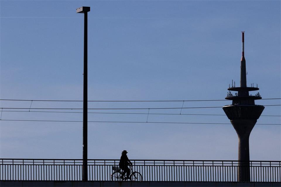 Sonne und Wolken wechseln sich in den kommenden Tagen ab. (Symbolbild)Rolf Vennenbernd/dpa