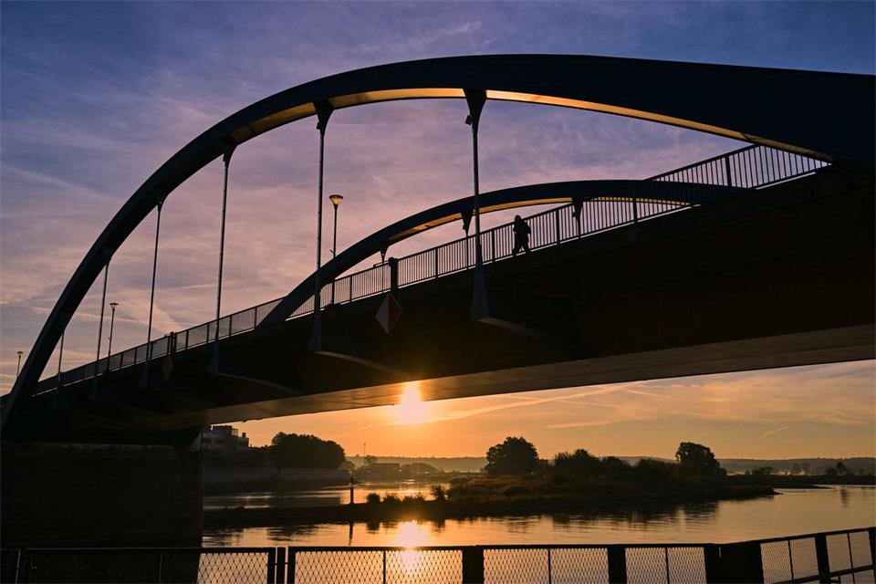 Sonnenaufgang am Fluss OderPatrick Pleul/dpa