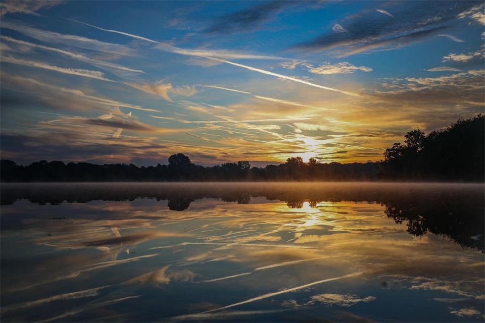 Sonnenaufgang bei sehr mildem Herbstwetter an der Sechs-Seen-Platte in Duisburg.Christoph Reichwein/dpa