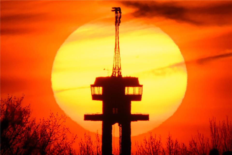 Sonnenaufgang in NiedersachsenJulian Stratenschulte/dpa