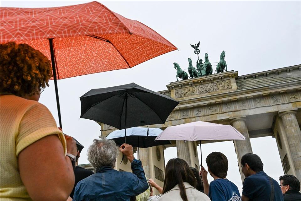 Sonnenbrille oder Regenjacke? In Berlin und Brandenburg wechseln sich Sonne, Schauer und stürmische Böen ab.Jens Kalaene/dpa