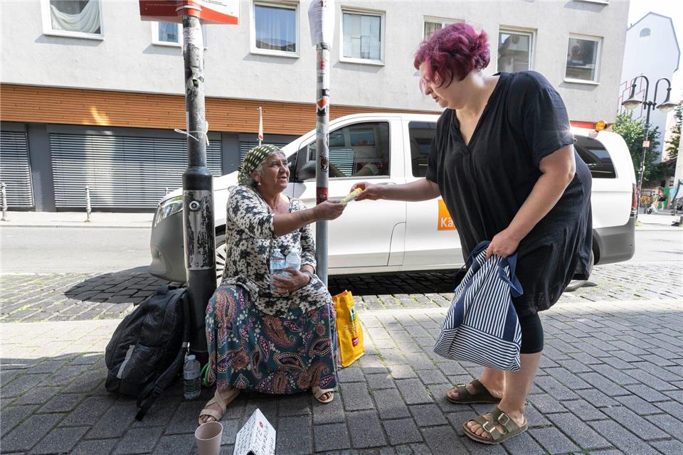 Sonnencreme für eine hilfsbedürftige Frau. Boris Roessler/dpa