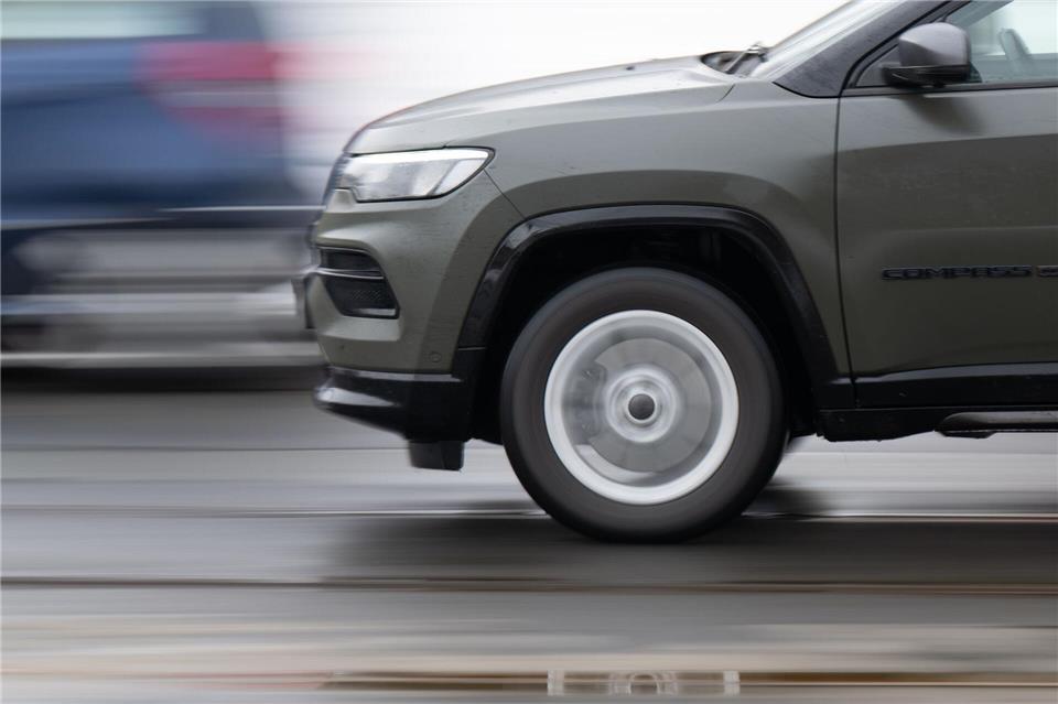 Sonnenschein ja, Sommerreifen nein: Frühling hin oder her – Winterreifen schützen aktuell noch besser.picture alliance/dpa