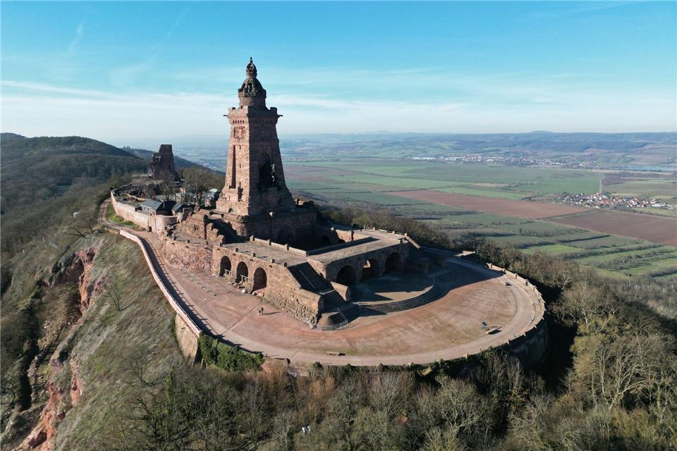 Sonnenschein über dem Kyffhäuserdenkmal: 2025 gehört zu den sonnigsten Jahren, die Thüringen bislang erlebt hat. (Archivbild)Bodo Schackow/dpa