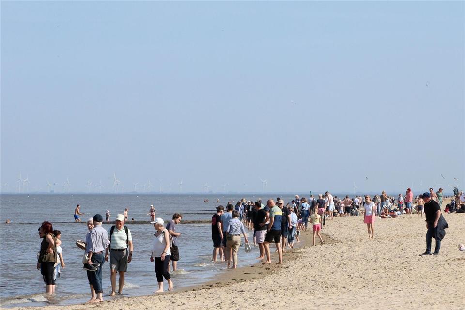 Sonnenschein und sommerliche Temperaturen haben viele Menschen an den Strand in Cuxhaven-Duhnen gelockt.Christian Butt/dpa