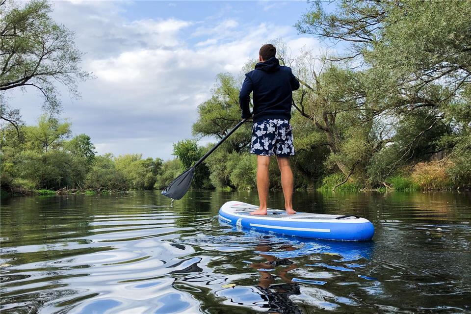 Sonnenschutz, Handy, Pfeife, Taschenlampe und Trinkflasche sollte man mitnehmen, wenn es aufs Wasser geht. Julian Stratenschulte/dpa