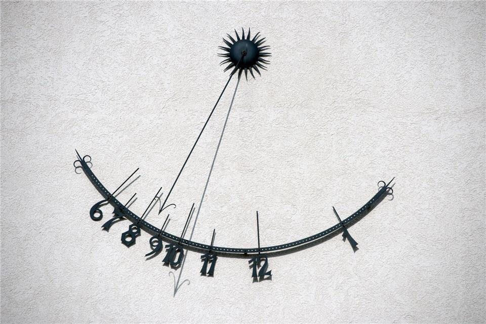 Sonnenuhr und Armbanduhr zeigen nicht exakt dieselbe Zeit. (Archivbild)picture alliance / ZB