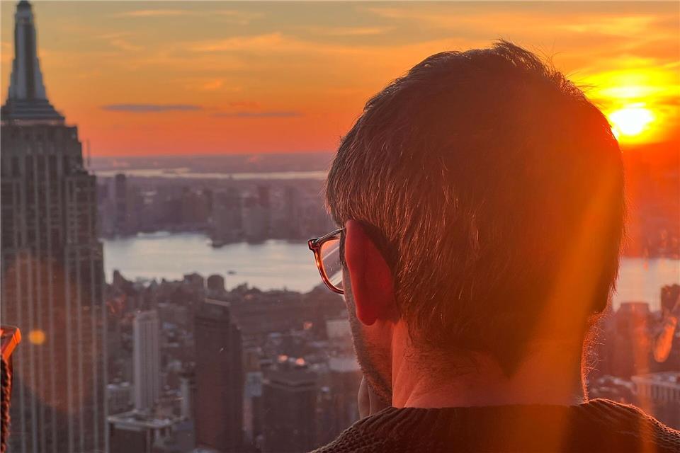 Teure beste Aussicht - New Yorks Wolkenkratzer im Wettbewerb Sonnenuntergang hinter dem Empire State Building.Benno Schwinghammer/dpa
