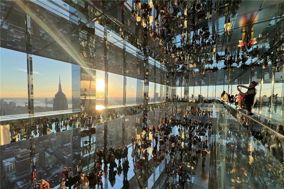 Teure beste Aussicht - New Yorks Wolkenkratzer im Wettbewerb Sonnenuntergang im Spiegelkabinett.Benno Schwinghammer/dpa