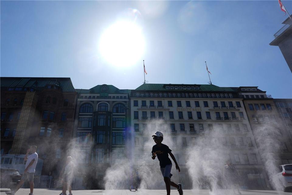Sonnig und warm, aber deutlich zu trocken hat sich das Wetter in Hamburg im Jahr 2025 präsentiert, wie der Deutsche Wetterdienst (DWD) mitteilte. (Archivbild)Marcus Brandt/dpa