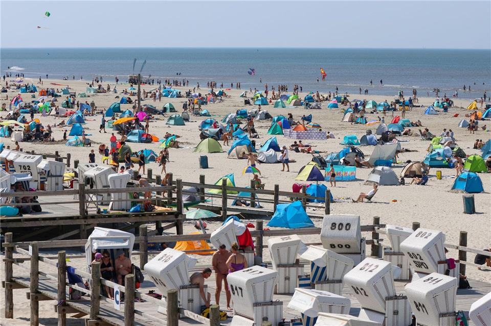 Sonnig und warm, aber etwas zu trocken hat sich das Wetter im Norden im Jahr 2025 präsentiert, wie der Deutsche Wetterdienst (DWD) mitteilte. (Archivbild)Bodo Marks/dpa