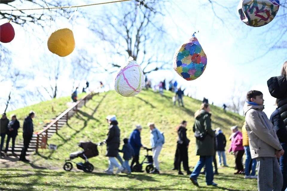 Sonniges Frühlingswetter lockte viele Besucher zu der Ostertradition an den Plytenberg. Lars Penning/dpa