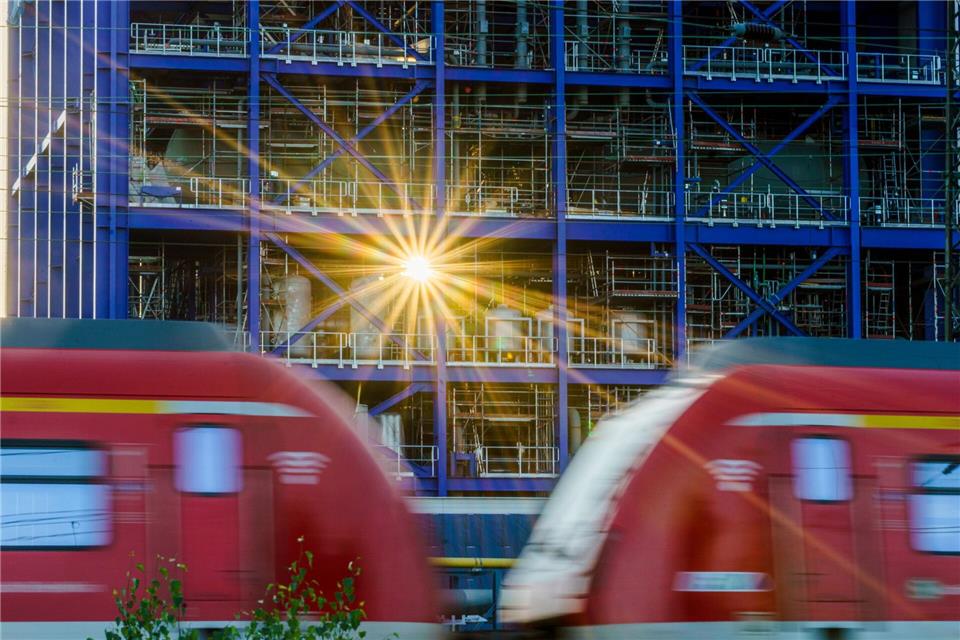 Sonniges Wetter mit hohen Temperaturen am Wochenende in Hessen. (Archivbild)Andreas Arnold/dpa