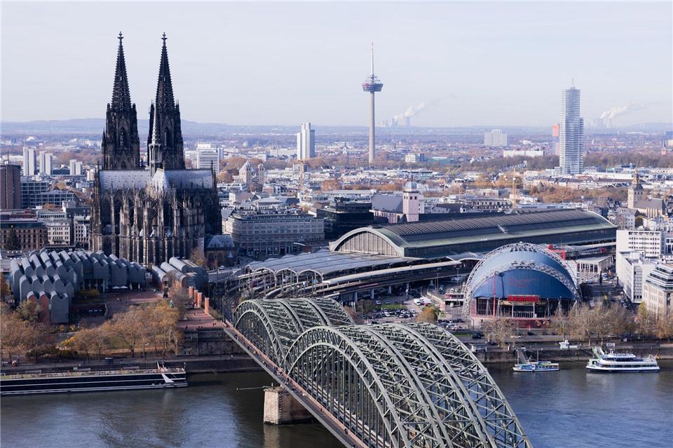 Sonst fahren in Köln im Minutentakt Züge über die Hohenzollernbrücke in den Hauptbahnhof. Während der zehntägigen Sperrung herrscht dort Ruhe.Rolf Vennenbernd/dpa