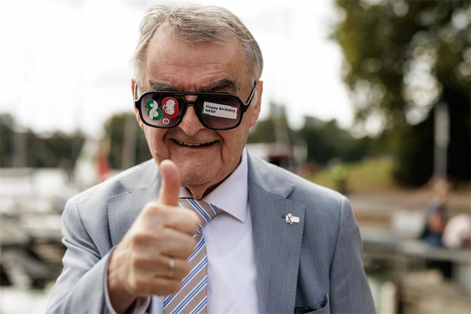 Sonst meist auf Verbrecherjagd, diesmal mit „Spaßbrille“ - NRW-Innenminister Herbert Reul (CDU) beim Landesjubiläum in Münster. David Ebener/dpa