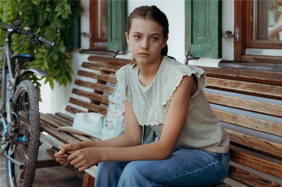 Sophia Gruber (Ylvi Unertl) macht sich Sorgen um den Gesundheitszustand ihrer neuen Freundin Mia. „Der Bergdoktor“ geht in die 19. Staffel.Sabine Finger Fotografie/zdf/dpa