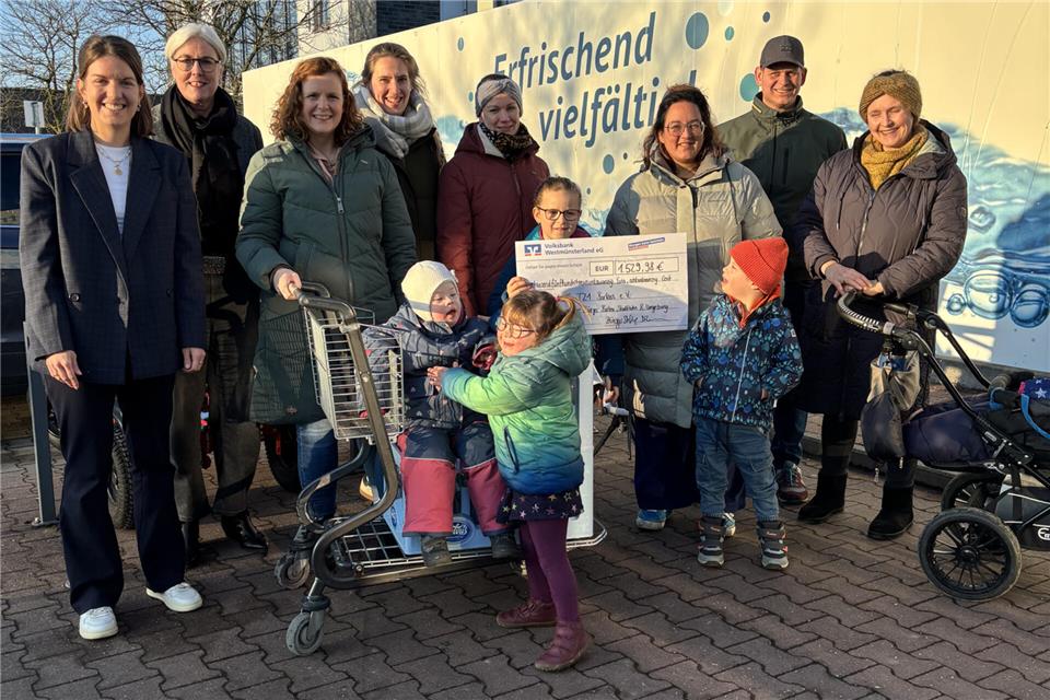 Sophia Grünewald sowie Beate Dillage-Wiechmann (Geschäftsführung der Bürgerstiftung), Brigitte Rensing (1. Vorsitzende des Vereins) (v.l.) sowie weitere Vereinsmitglieder des Vereins T21 freuen sich über die Spende.