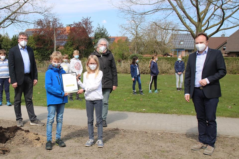 Sophie und Felix (Klassensprecher der 4c der St.-Sebastian-Grundschule Raesfeld) nahmen die Preise stellvertretend für ihre Klasse in Empfang. Schulleiter Thomas Schlüter, Klassenlehrerin Barbara Horbach und Landrat Dr. Kai Zwicker (rechts) gratulierten.